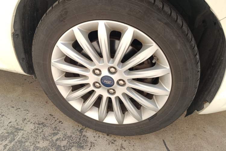 Used Ford Mondeo 2011 2.0L GTDi 200 Fashion Edition Right Front Wheel Hub