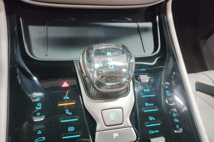 Used Denza D9 2022 DM-i 970 Four-Wheel Drive Prestige Model
