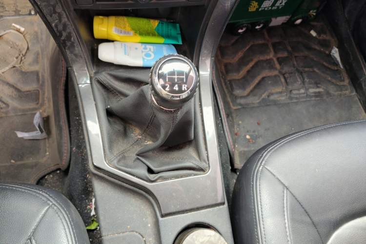 Used Great Wall Wingle 5 2017 2.4L European Version Gasoline Two-Wheel Drive Entry-Level Big Double Cab 4G69S4N Gear Lever