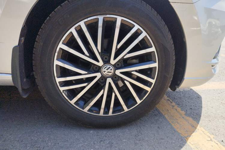 Used Volkswagen Jetta 2019 Dream Edition 1.4L Manual Comfort Version Right Front Wheel Hub