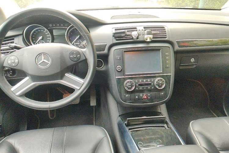 Used Mercedes-Benz R-Class 2017 R 320 4MATIC Business Edition Prestige Model
