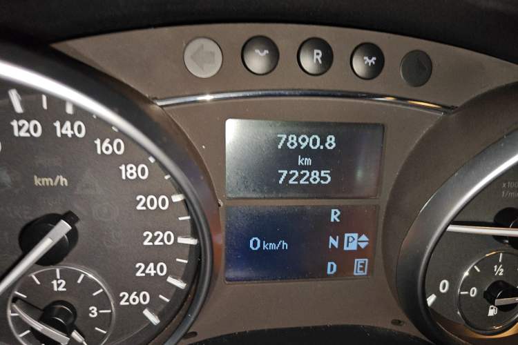 Used Mercedes-Benz R-Class 2017 R 320 4MATIC Business Edition Prestige Model
