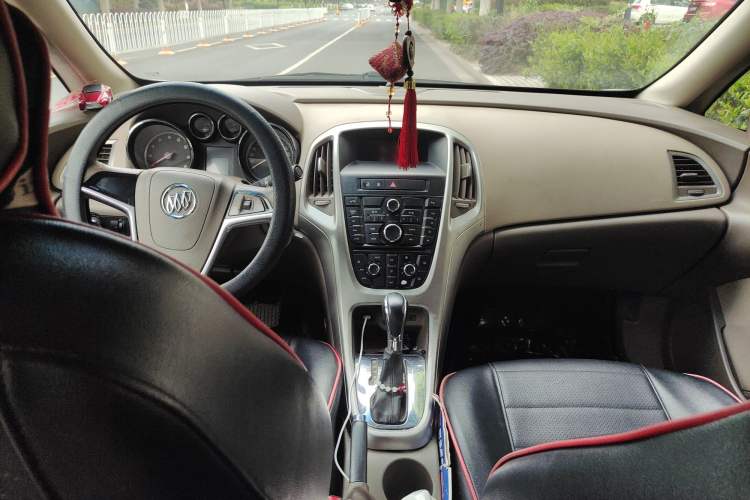 Used Buick GT 2012 GT 1.6L Automatic Fashion Edition Center Console