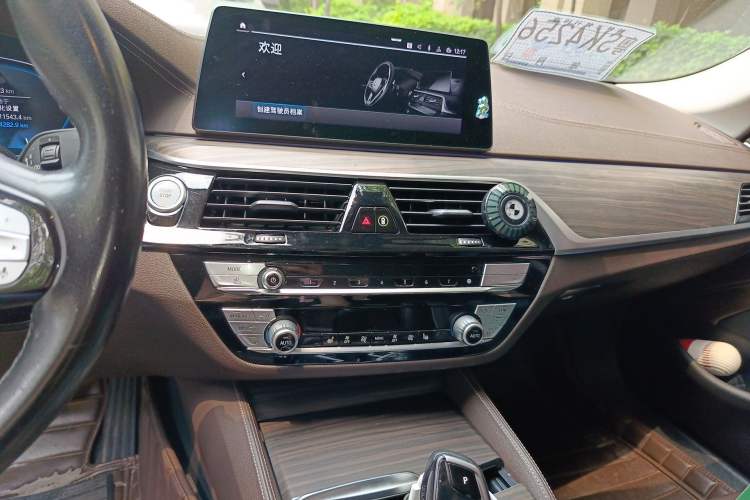 Used BMW 5 Series New Energy 2020 Mileage Upgrade Version 530Le Luxury Package Audio And AC Panel