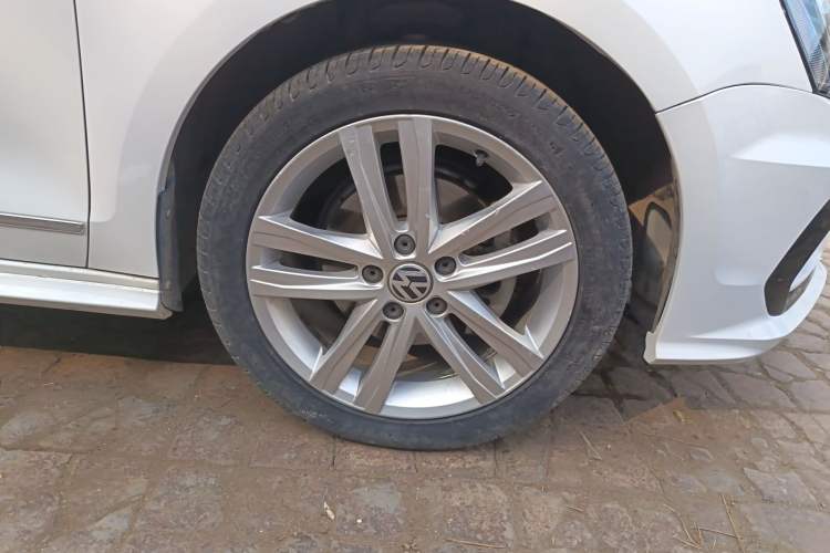 Used Volkswagen Sagitar 2018 280TSI DSG Ignite Edition Right Front Wheel Hub