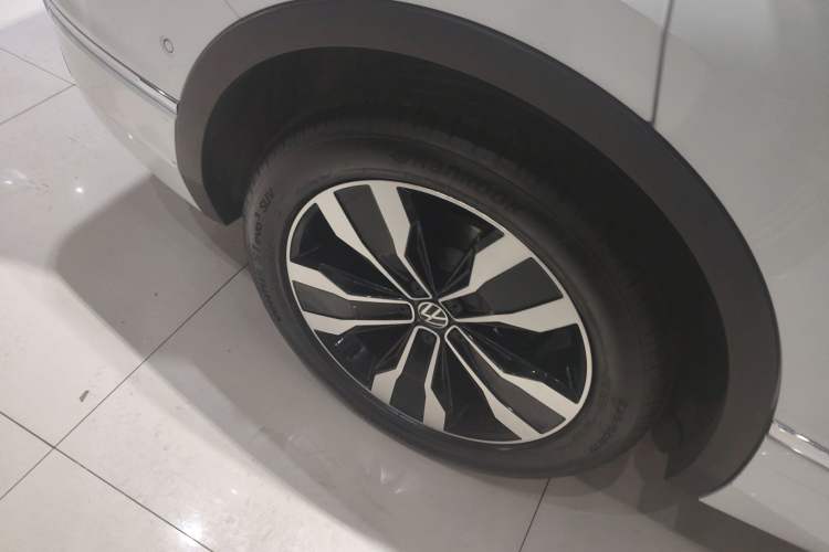 Used Volkswagen Tiguan L 2024 330TSI Automatic Two-Wheel Drive R-Line Enhanced Edition Right Rear Wheel Hub