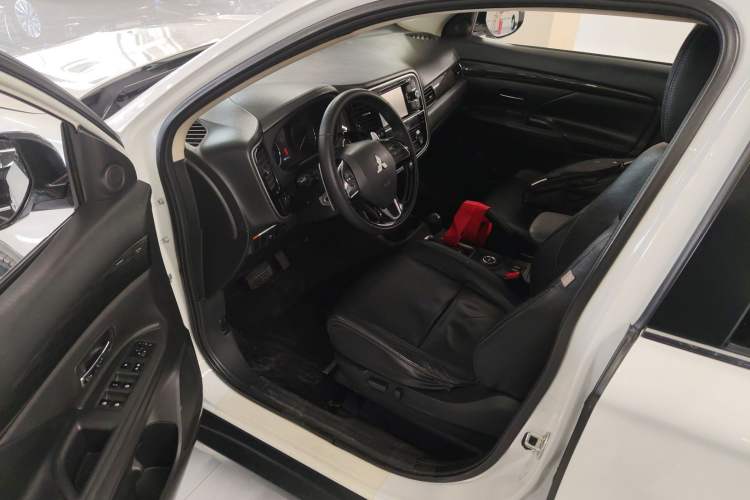 Used Mitsubishi Outlander 2016 2.4L 4x4 Elite Edition 7-Seater Driver Seat