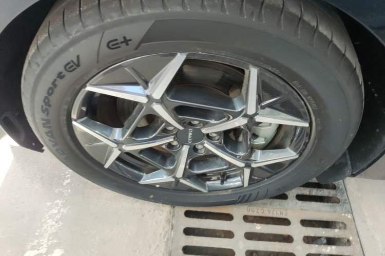 Used Lynk & Co Z10 2025 95 kWh 766 km Range Rear-Wheel Drive Max Left Front Wheel Hub