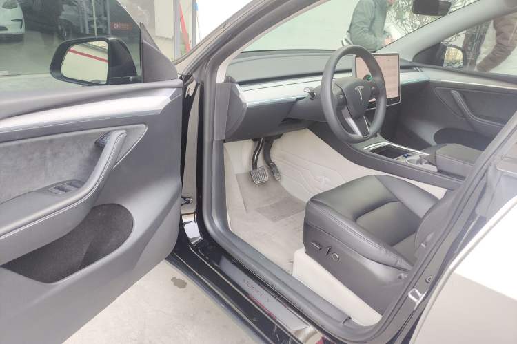 Used Tesla Model Y 2023 Long-Range All-Wheel-Drive Version