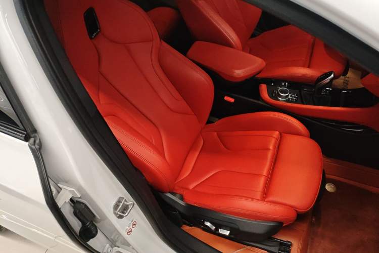 Used BMW X2 2021 sDrive25i Luxury Model with M Sport Package Right Front Seat