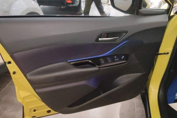 Used Toyota C-HR 2018 2.0L Luxury Sunroof Version China VI Standard Interior 7