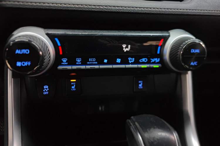 Used Toyota RAV4 2020 Dual-Engine 2.5L E-CVT 4x4 Elite PLUS Edition Audio And AC Panel