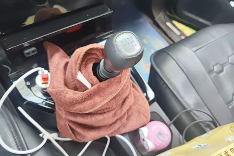 Used Wuling Hongguang PLUS 2020 1.5L Manual Comfort 7-Seater Gear Lever