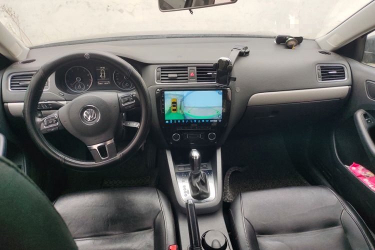 Used Volkswagen Sagitar 2012 1.4TSI Automatic Luxury Edition Center Console