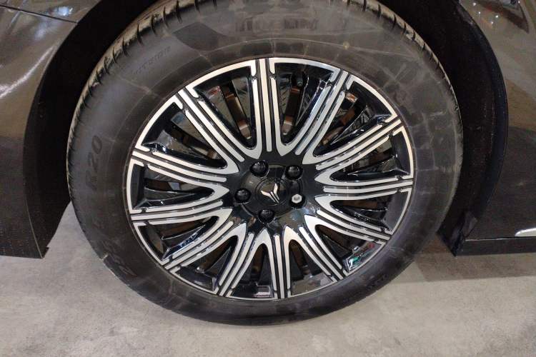 Used VOYAH Dream 2025 EV Four-Wheel Drive Flagship Kunpeng Edition
