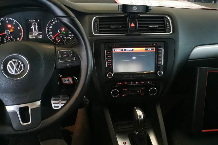 Used Volkswagen Sagitar 2014 Revised Version 1.4TSI Automatic Luxury Edition Audio And AC Panel