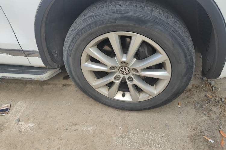 Used Volkswagen Touareg 2011 3.0 TSI High-End Version Right Front Wheel Hub