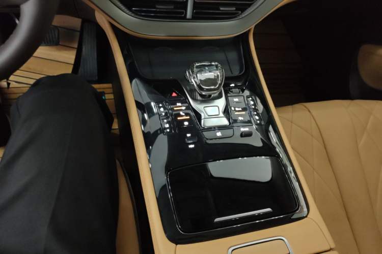 Used Denza D9 2024 DM-i 1050 Luxury Model Gear Lever