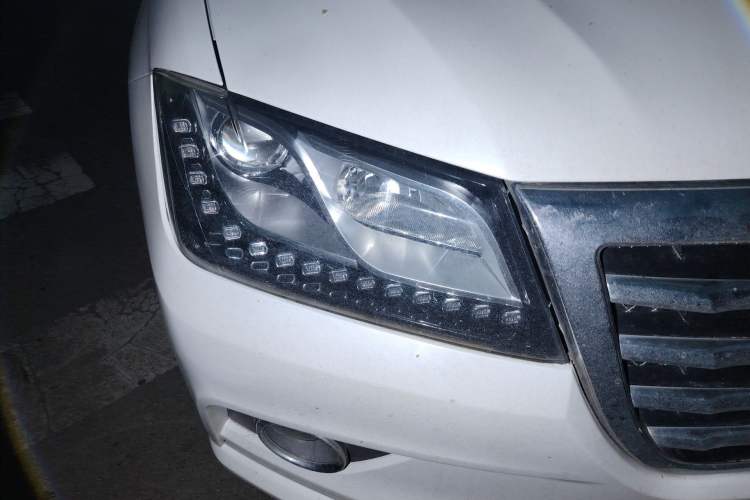 Used Haval H2 2018 Red-Label 1.5T Dual-Clutch Two-Wheel-Drive Elite Model Right Front Headlight