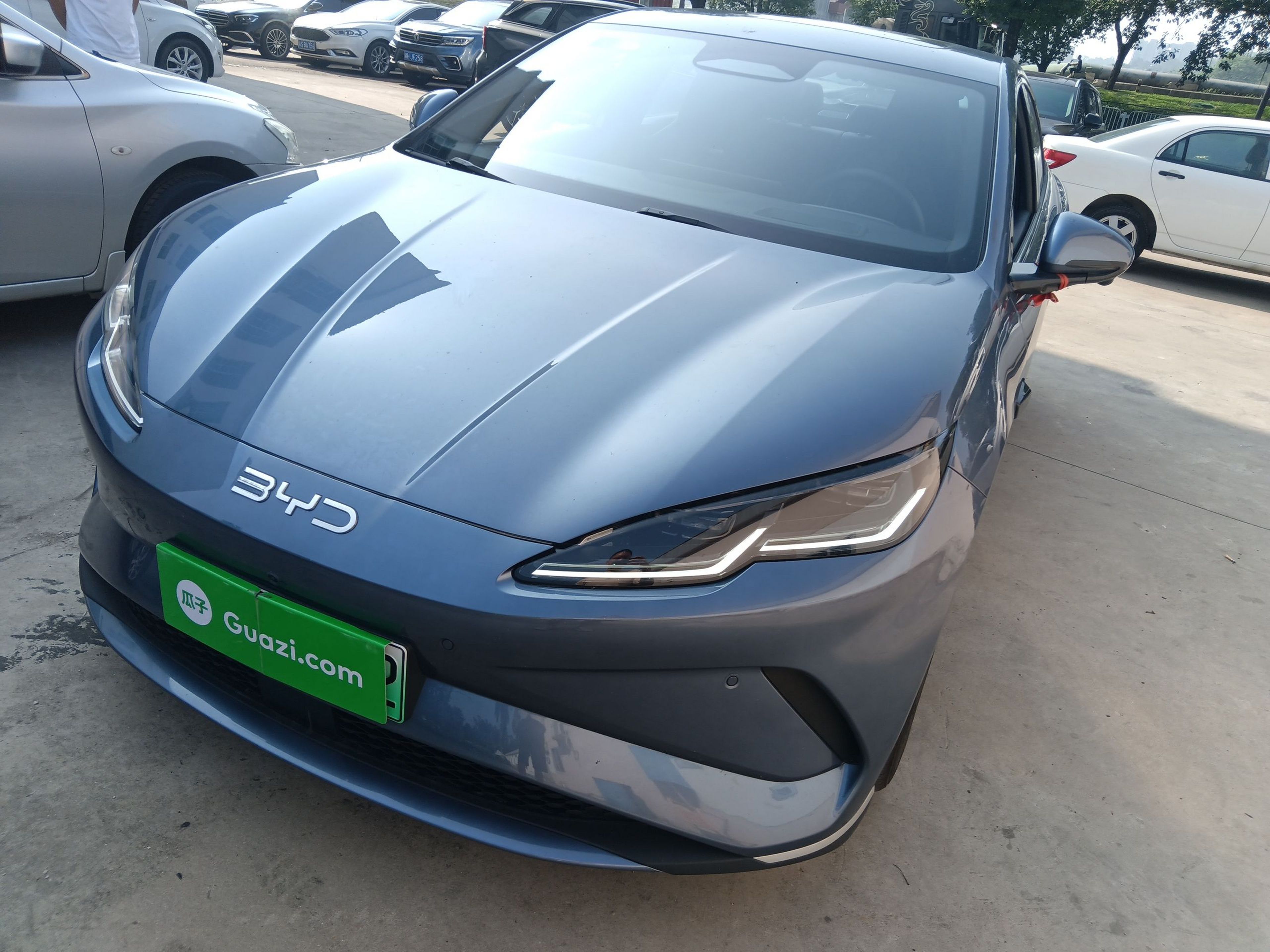 تحت مقدمة السيارة