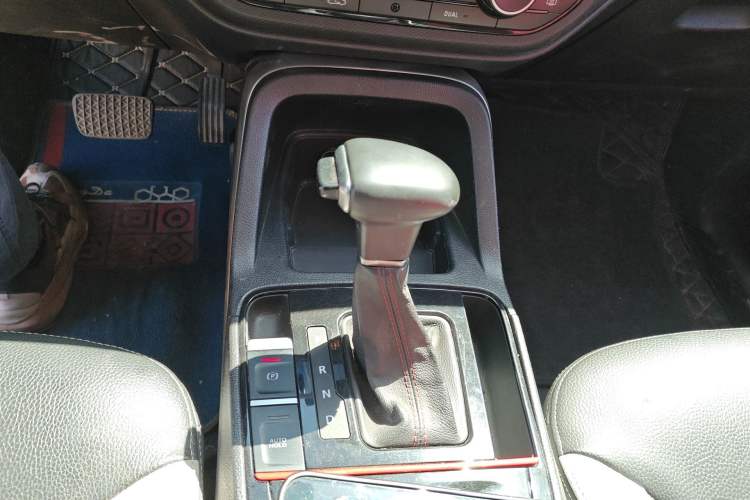 Used Qoros 5 2017 1.6T Automatic Prestige Model Gear Lever