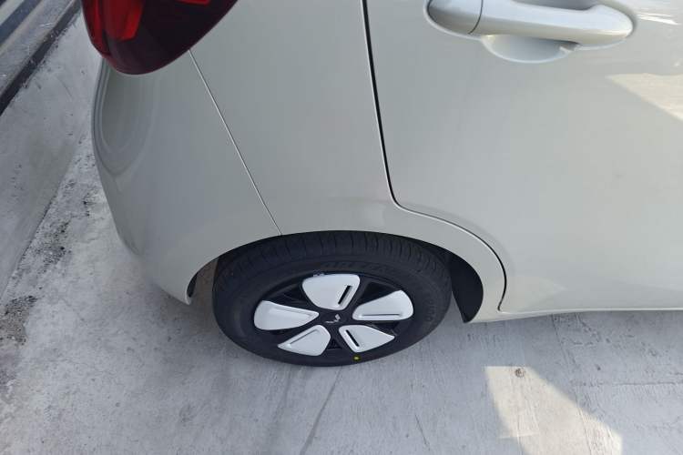 Used Wuling Hongguang MINIEV 2025 Four-Door Version Advanced Edition Right Rear Wheel Hub
