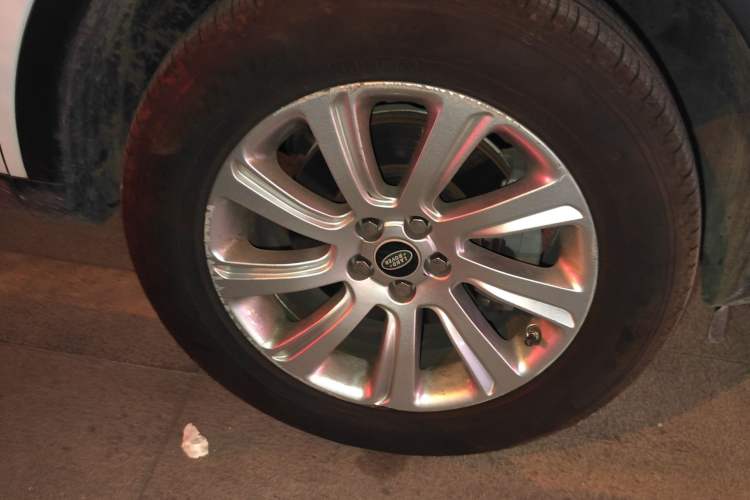 Used Land Rover Discovery Sport 2019 240 PS SE Version China VI Standard Right Front Wheel Hub