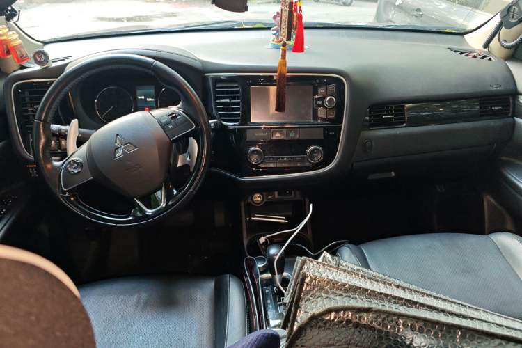 Used Mitsubishi Outlander 2016 2.4L 4x4 Elite Edition 7-Seater Center Console