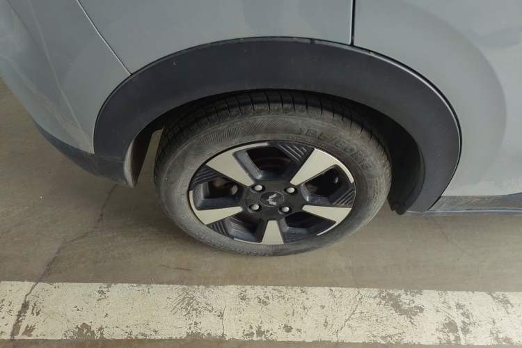 Used Wuling Bingo PLUS 2024 510 km Flagship Edition Four-Seater Version Right Rear Wheel Hub