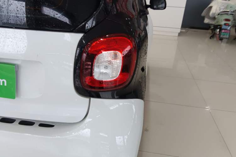 Used smart fortwo 2015 1.0L 52 kW hardtop Dynamic version