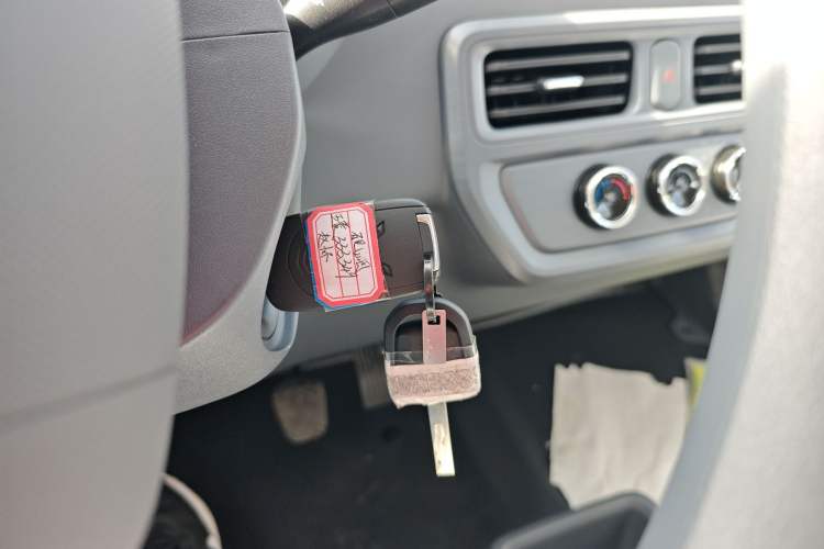 Used Wuling Yangguang 2024 300KM Comfort Version Passenger Van 75kW