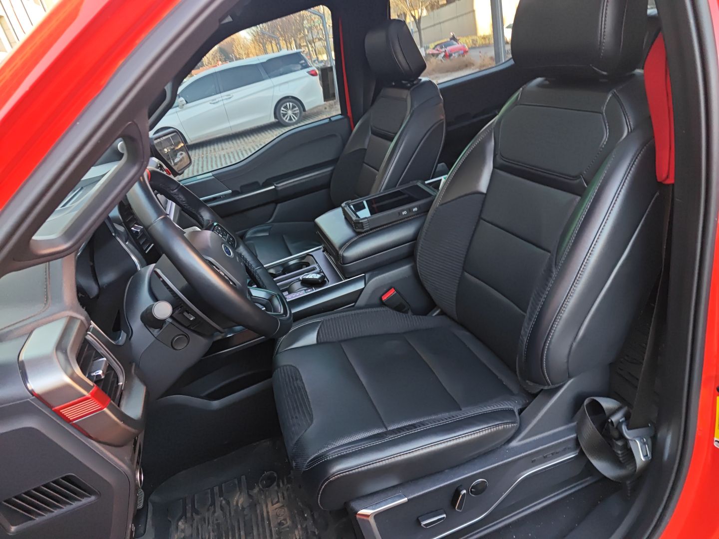 المقاعد الأمامية داخل السيارة