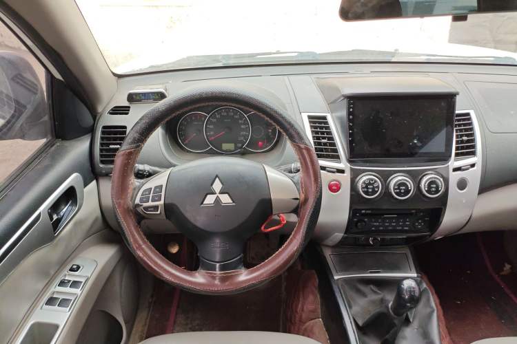 Used Mitsubishi Pajero Sport 2013 2.4L Manual Two-Wheel Drive Comfort Edition Steering Wheel