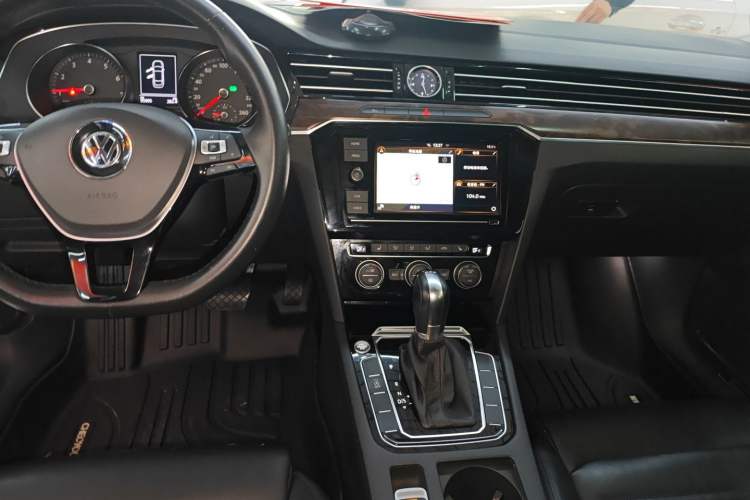 Used Volkswagen Magotan 2019 330TSI DSG Luxury Version China VI Standard Audio And AC Panel
