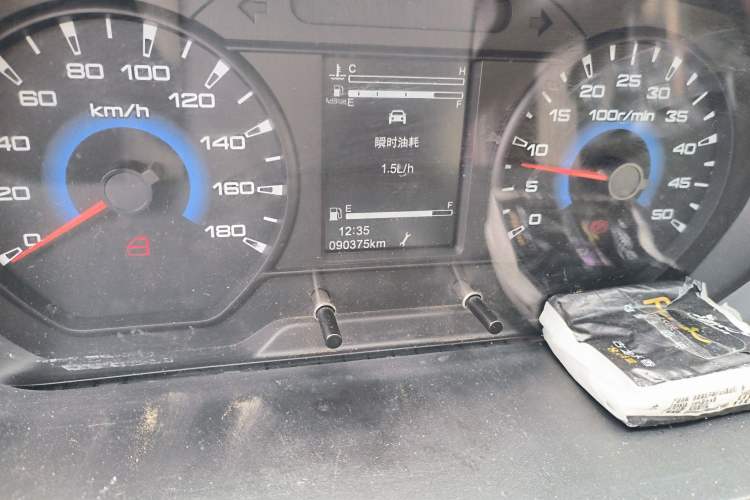 Used Iveco Daily 2023 2.5T V40 Van Long Wheelbase Mid-Roof Dual Tires Manual Doors 2-3 Seater
