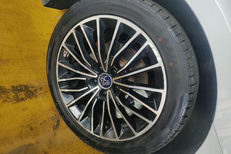 Used BYD Han 2022 DM-i 121KM Prestige Model Right Front Wheel Hub