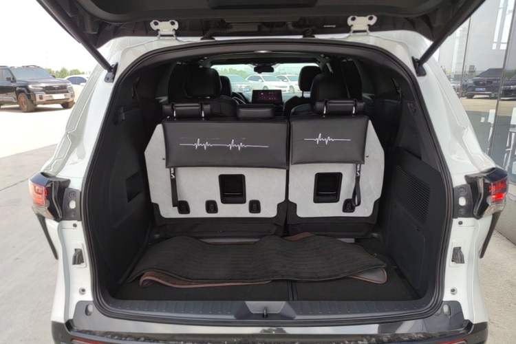 Used Toyota Granvia 2024 2.5L Hybrid Luxury Edition