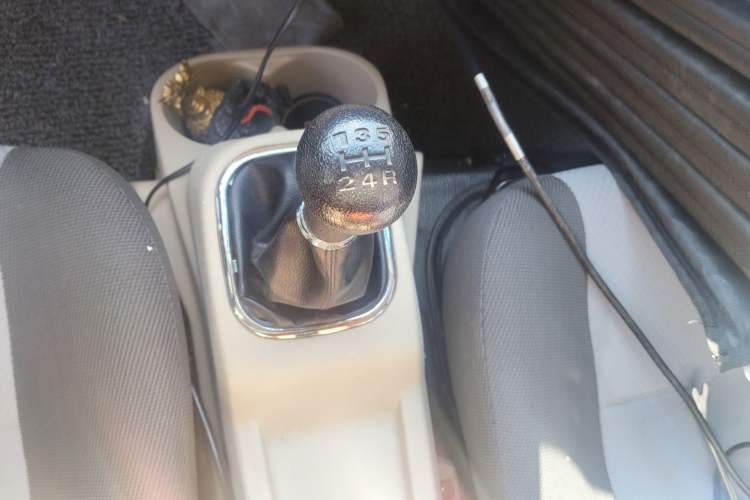 Used CHANGAN KAICHENG Ruixing M80 2018 1.5L Base Model Van Semi-Blind Window Flat Roof Rear-Hinged Doors 4G15S Gear Lever