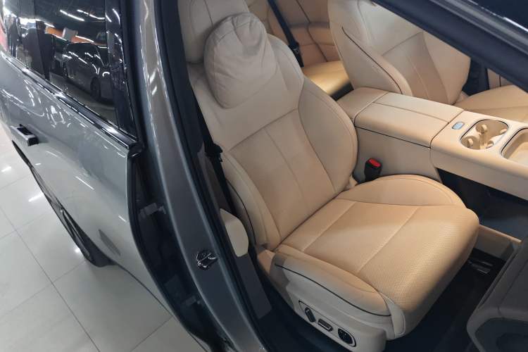 Used Li Auto i6 2025 Model Two-Wheel-Drive Standard Type
