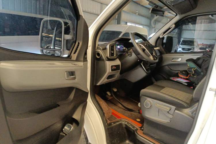 Used SAIC MAXUS Xintu V80 2023 2.0T Manual Classic Aoyuntong Power Version Short Wheelbase Mid-Height 5/6-Seater