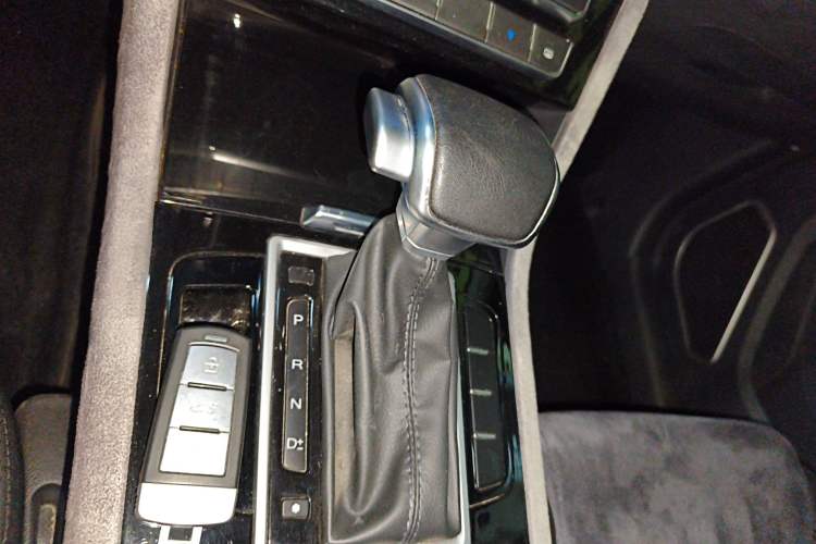 Used Sinotruk VGV U70 2020 1.5T Automatic Smart Luxury 7-Seater Gear Lever