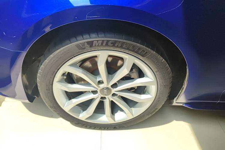 Used Audi A4L 2018 30th Anniversary Edition 40 TFSI Fashion Model Left Front Wheel Hub