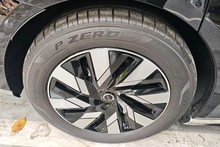 Used Volvo EM90 2025 Ultra Six-Seater Right Rear Wheel Hub