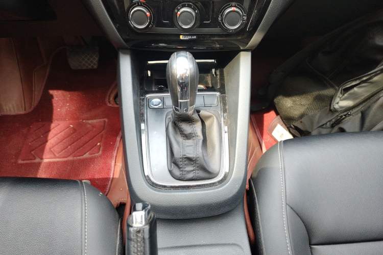 Used Volkswagen Sagitar 2018 1.6L Automatic Comfort Model Gear Lever