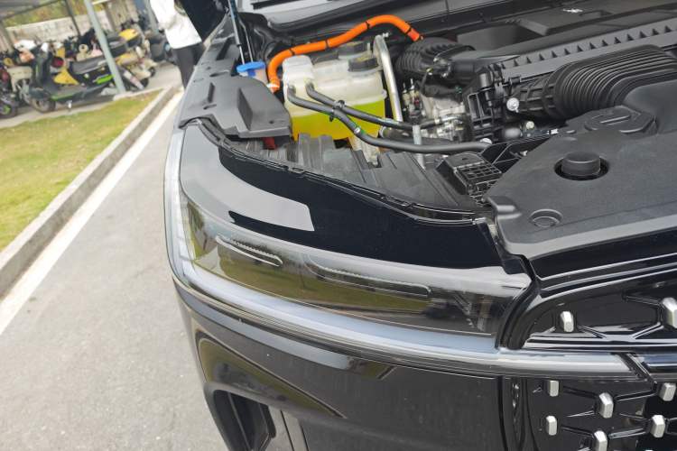 Used Lincoln Nautilus 2025 Model, Facelifted 2.0T Four-Wheel-Drive Zunyi Hybrid Version Right Front Headlight