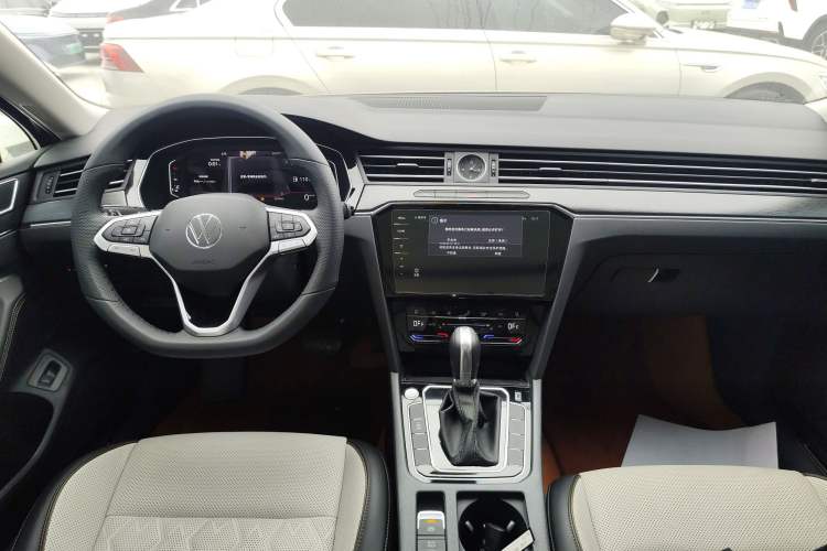 Used Volkswagen Magotan 2026 30 Million Vehicles Selected Model 380TSI DSG Luxury Edition Center Console