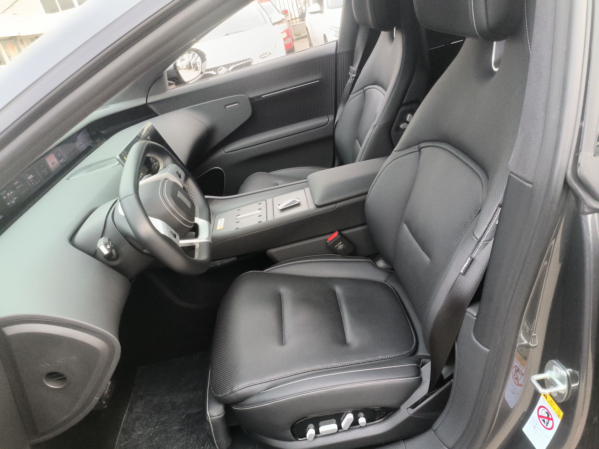 المقاعد الأمامية داخل السيارة