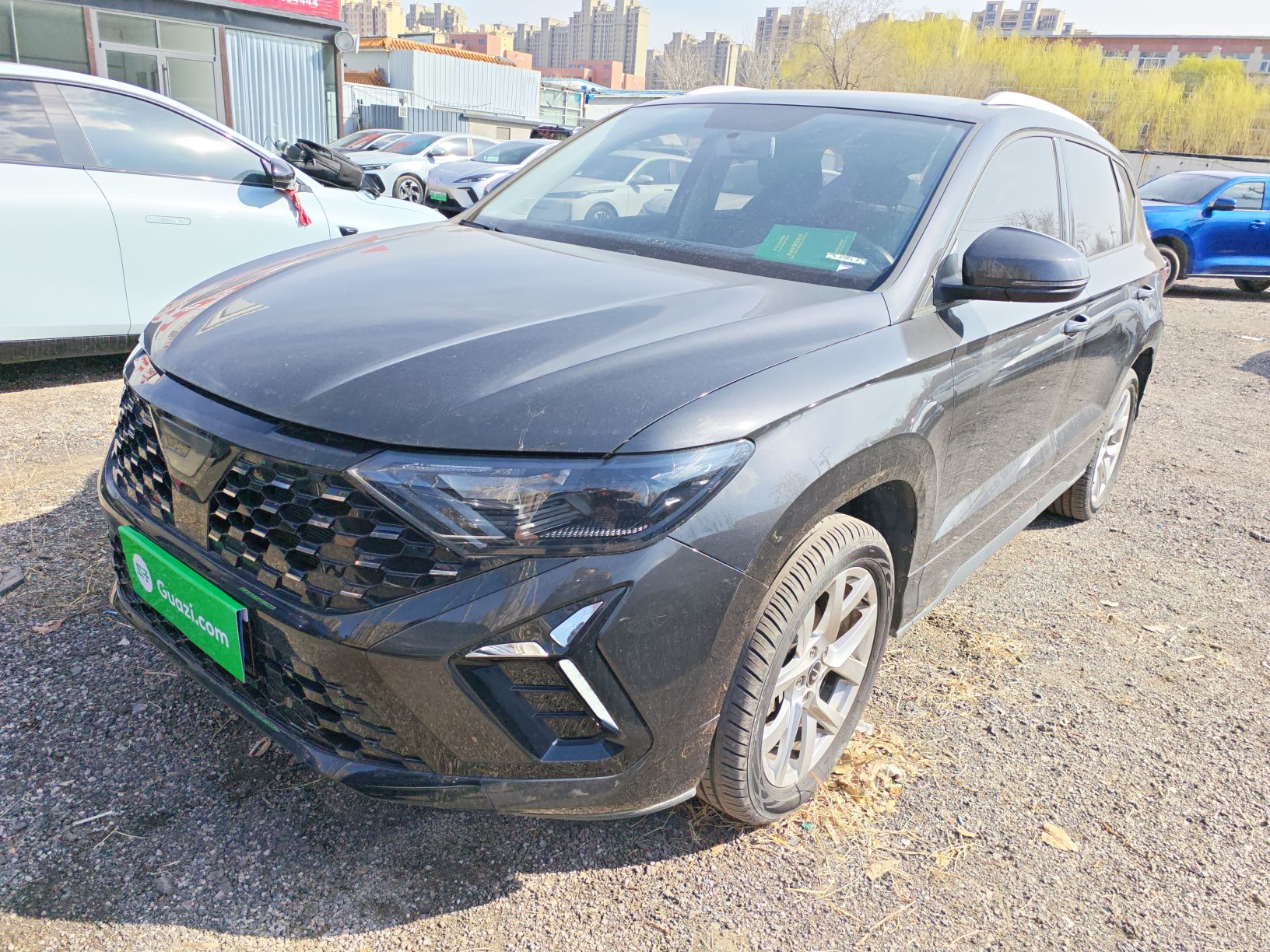 Под передней частью автомобиля