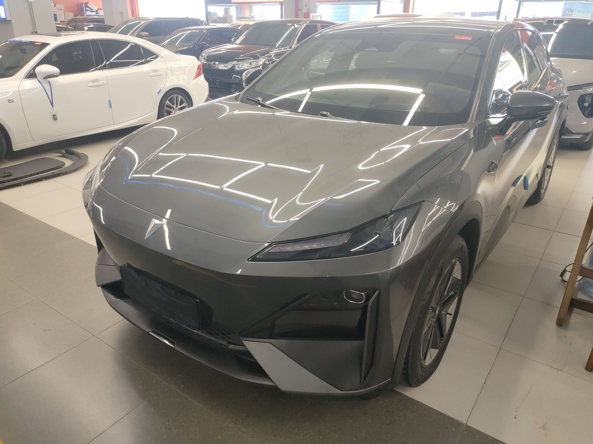 Под передней частью автомобиля