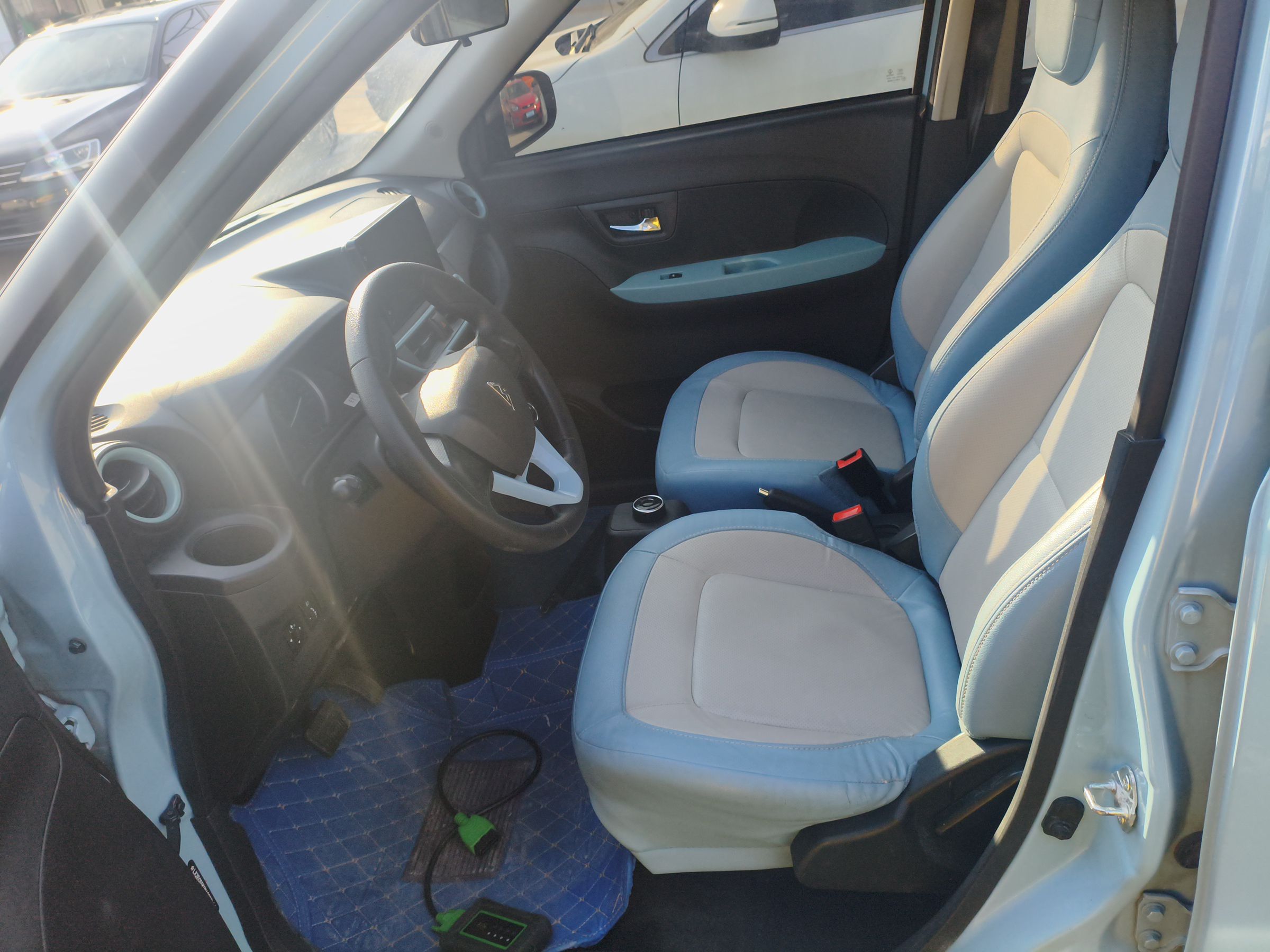 المقاعد الأمامية داخل السيارة